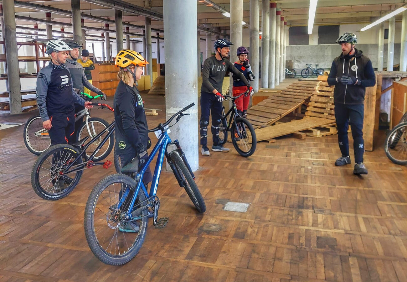 MTB překážky v hale. MTB překážky v hale.
